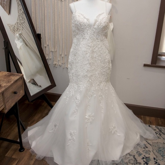 Wedding dress - Picture 2 of 2